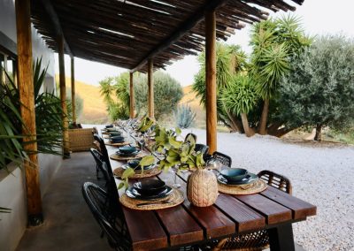 Retreat Breathwork Portugal. Ett dukat bord ute i mysig atmosfär