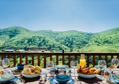 Retreat Breathwork Portugal. Ett dukat bord på altanen.